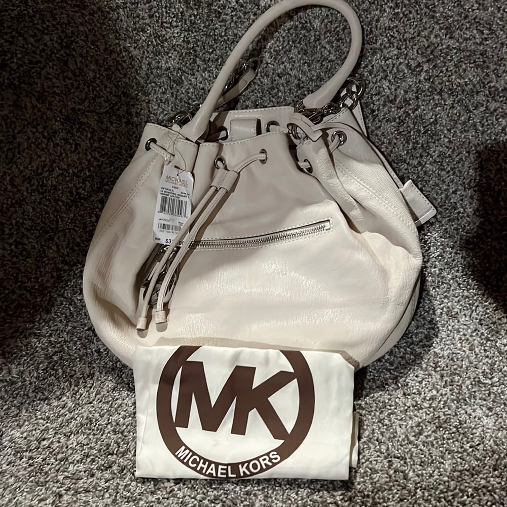 Michael Kors Knox Large drawstring Shoulder NWT and dust bag (vanilla)